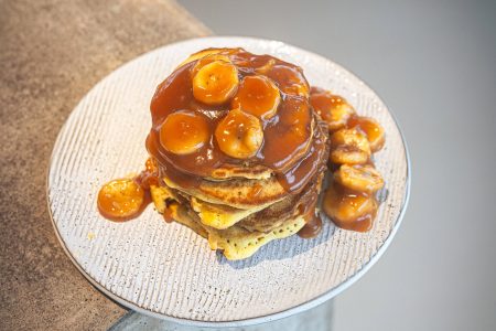 Fluffige Pancakes mit Bananen-Mandel-Karamell