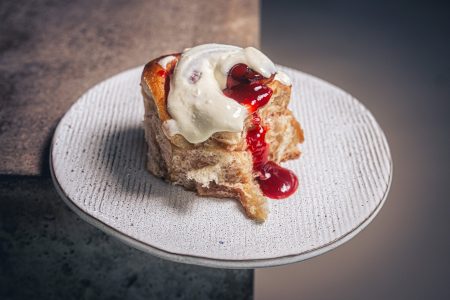 Erdbeer Rhabarber Schnecken mit Ricotta Frosting