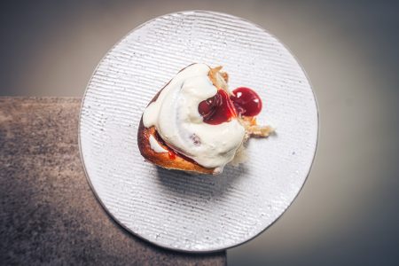 Erdbeer Rhabarber Schnecken mit Ricotta Frosting