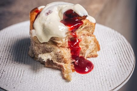 Erdbeer-Rhabarber-Schnecken mit Ricotta Frosting