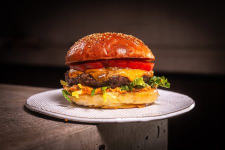 Cheeseburger mit Chili Crunch Mayo & Pickles