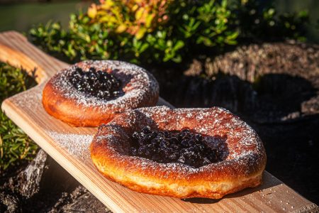 Bauernkrapfen mit Schwarzbeeren