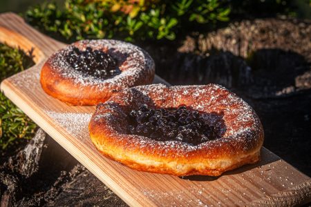 Bauernkrapfen mit Schwarzbeeren