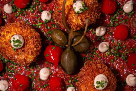 Beef Tatar mit knusprigem Dotter
