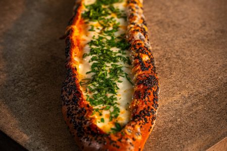 Pide mit Fleisch und Käse