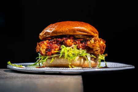 Crispy Fried Chicken Burger mit Chili-Crunch-Honig-Glaze
