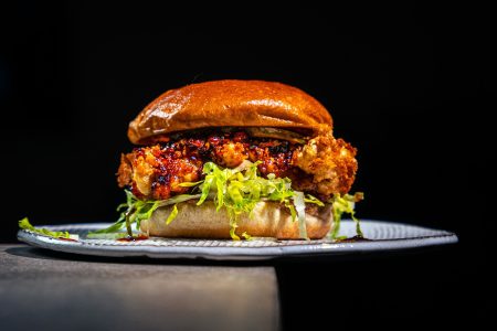 Crispy Fried Chicken Burger mit Chili-Crunch-Honig-Glaze