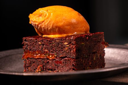 Zucchini Brownies mit Marillensorbet