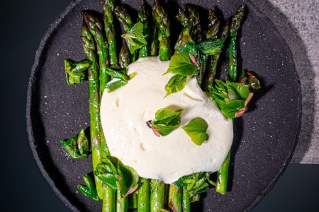 Grüner Spargel mit Skyr Hollandaise und Lindenknospen