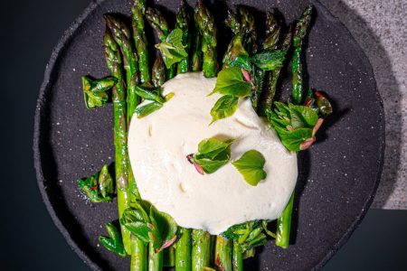 Grüner Spargel mit Skyr Hollandaise und Lindenknospen