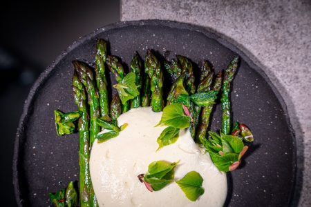 Grüner Spargel mit Skyr Hollandaise und Lindenknospen