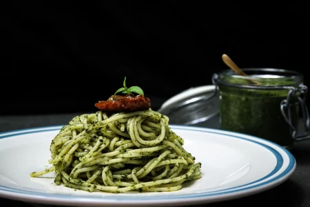 Veganes Avocado-Pesto