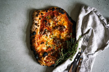 Salsiccia-Pizza mit dem Burnhard Nero Pizzaofen