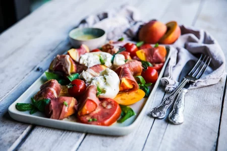 Caprese-Salat-mit-Ananasfleischparadeiser-Pfirsichen-Burrata-2