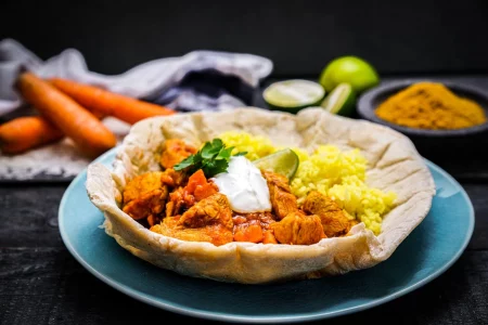 Hühner-Curry in selbst gebackener Brot-Bowl