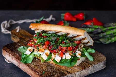 Chicken-Sandwich mit Erdbeeren und Spargel
