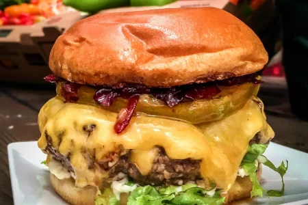 Cheeseburger mit Ochsenherzparadeisern