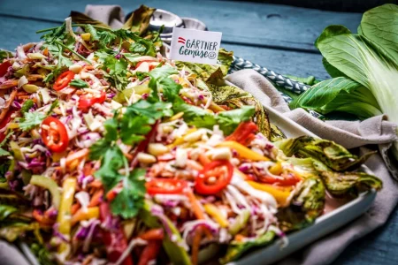 Thai-Style-Salat mit geröstetem Pak Choi