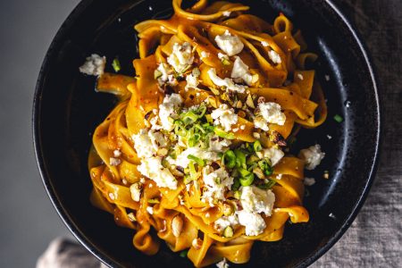 Kürbis Karotten Pasta mit Feta und Honig