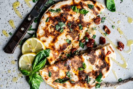 Naan-Brot mit mediterraner Füllung
