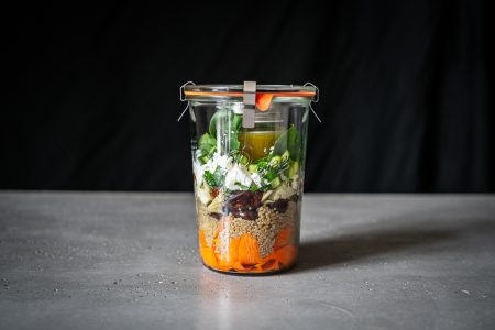 Mediterraner Salat im Glas