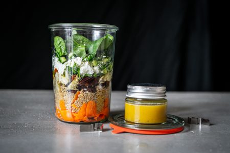 Mediterraner Salat im Glas