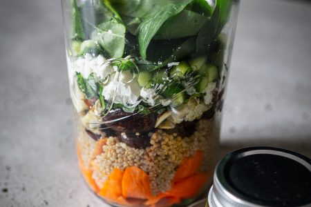 Mediterraner Salat im Glas