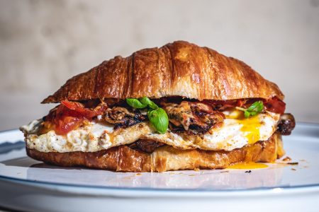Frühstücks-Croissant mit Tomaten und Pilzen