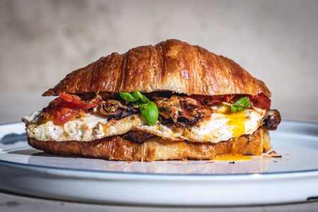 Käse Croissant mit Tomaten und Pilzen