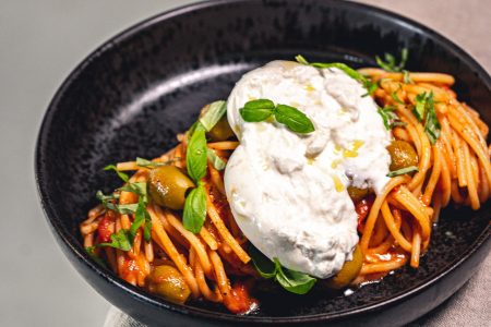 Spaghetti Pomodoro mit Bärlauch und Burrata