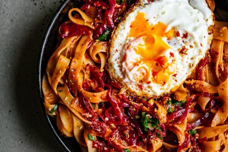 Kimchi Noodles mit Jungzwiebeln