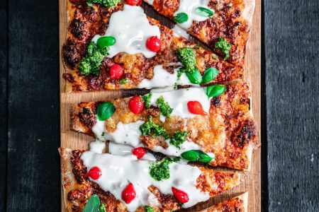 Pizzaschiffchen mit Stracchino und Pesto