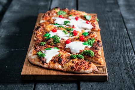 Pizzaschiff mit Stracchino und Pesto