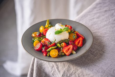 Erdbeer Spargel Salat mit Burrata