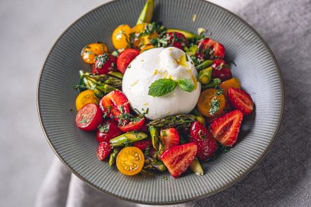 Erdbeer Spargel Salat mit Burrata