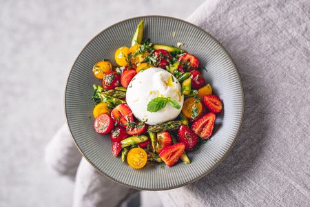 Erdbeer Spargel Salat mit Burrata