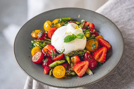 Erdbeer Spargel Salat mit Burrata