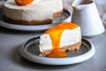 No-Bake Cheesecake mit Marillensauce