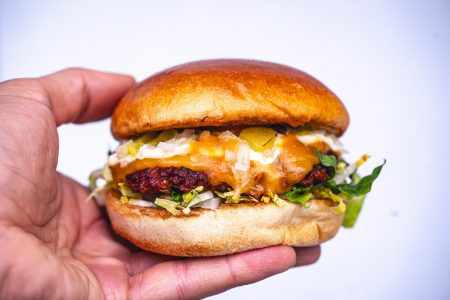 Nduja Smash Burger mit Chow Wow Hot Sauce