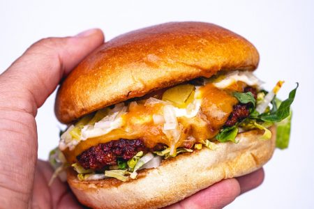 Nduja Smash Burger mit Chow Wow Hot Sauce