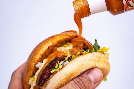 Nduja Smash Burger mit Chow Wow Hot Sauce