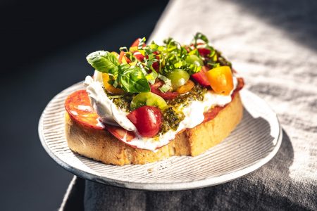 Caprese Sandwich mit Pistazien und Burrata