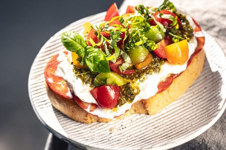 Caprese Sandwich mit Pistazien und Burrata