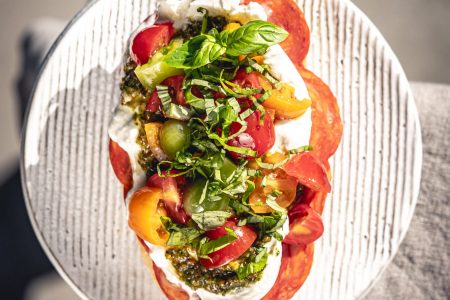 Caprese Sandwich mit Pistazien und Burrata