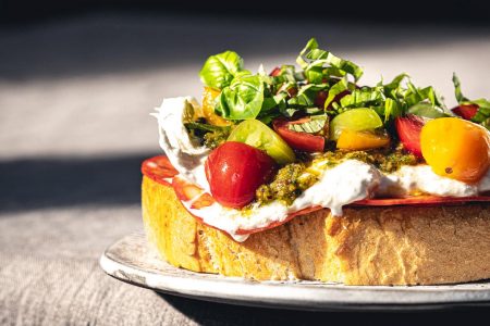 Caprese Sandwich mit Pistazien und Burrata