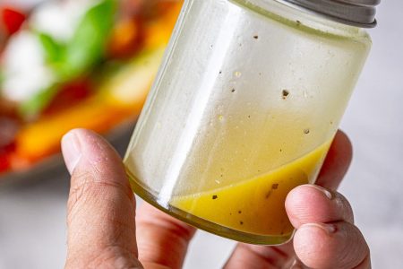 Caprese mit knusprigen Prosciutto-Pfirsichen und Burrata