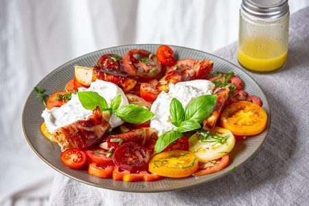Caprese mit knusprigen Prosciutto-Pfirsichen und Burrata
