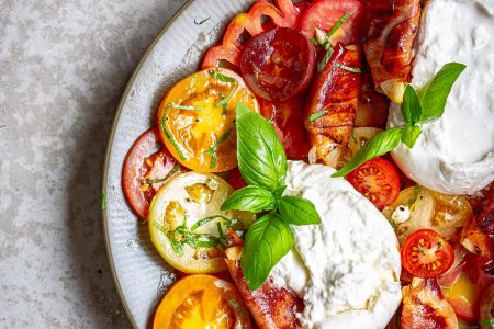 Caprese mit knusprigen Prosciutto-Pfirsichen und Burrata