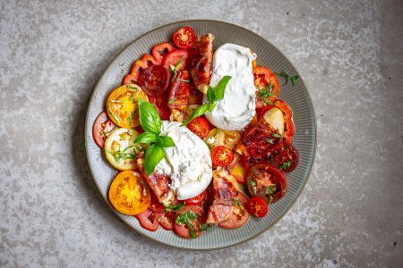 Caprese mit knusprigen Prosciutto-Pfirsichen und Burrata