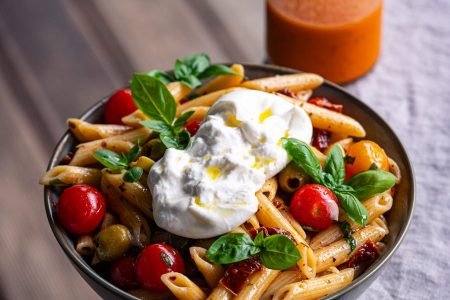 Mediterraner Nudelsalat mit Burrata